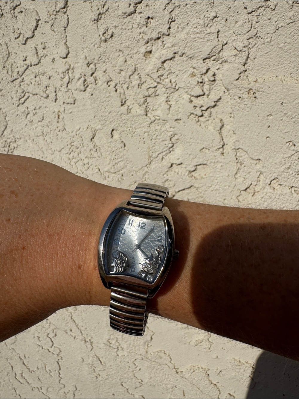 Vintage Y2K Women's Silver-Tone Fish Ocean Sea Beach Decorative Dial Watch